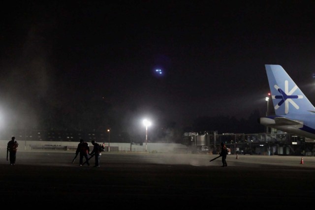 Soldados barren el asfalto cubierto de ceniza en el Aeropuerto Internacional La Aurora luego de que el volcán Fuego estallara violentamente en la ciudad de Guatemala, Guatemala el 3 de junio de 2018. REUTERS / Luis Vargas