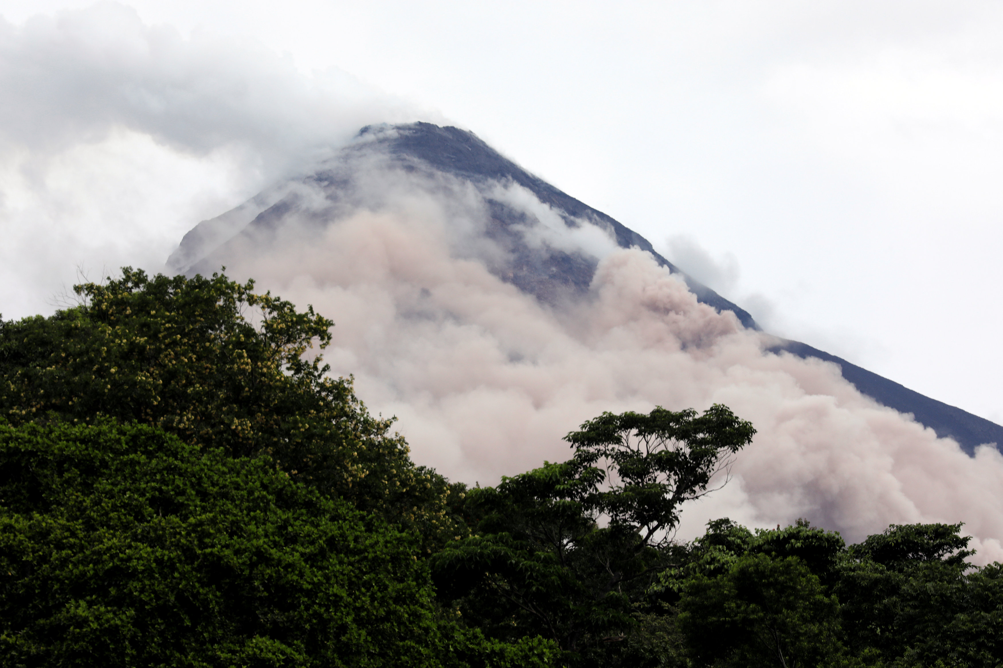 Ordenan inmediata evacuación en Guatemala por nuevo flujo de sedimentos del volcán de Fuego