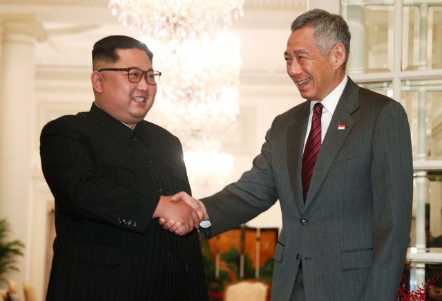 El líder de Corea del Norte, Kim Jong Un, estrecha la mano del primer ministro de Singapur, Lee Hsien Loong, en el Istana de Singapur el 10 de junio de 2018. REUTERS / Edgar Su