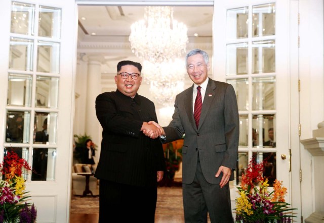 El líder de Corea del Norte, Kim Jong Un, estrecha la mano del primer ministro de Singapur, Lee Hsien Loong, en el Istana de Singapur el 10 de junio de 2018. REUTERS / Edgar Su