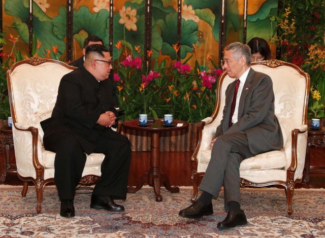 El líder de Corea del Norte, Kim Jong Un, estrecha la mano del primer ministro de Singapur, Lee Hsien Loong, en el Istana de Singapur el 10 de junio de 2018. REUTERS / Edgar Su