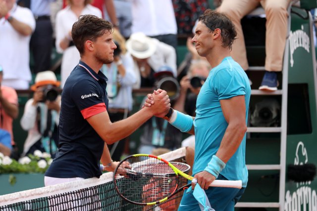 Tenis - Abierto de Francia - Roland Garros, París, Francia - 10 de junio de 2018 Rafael Nadal de España estrecha la mano de Dominic Thiem de Austria después de ganar su final REUTERS / Pascal Rossignol