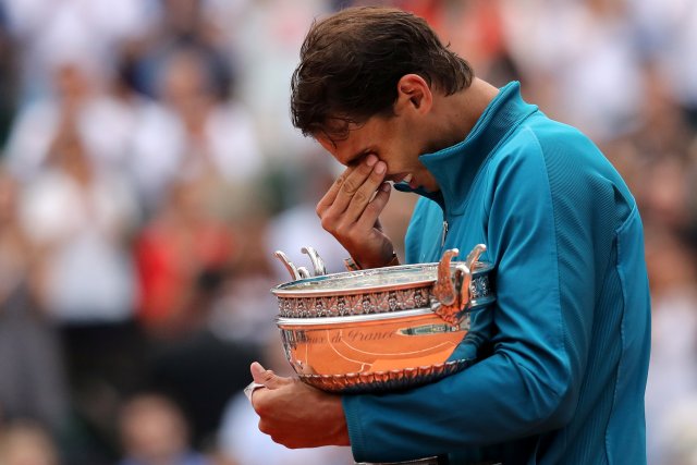 Tenis - Abierto de Francia - Roland Garros, París, Francia - 10 de junio de 2018 Rafael Nadal de España celebra con el trofeo después de ganar la final contra el dominicano Dominique Thiem REUTERS / Pascal Rossignol