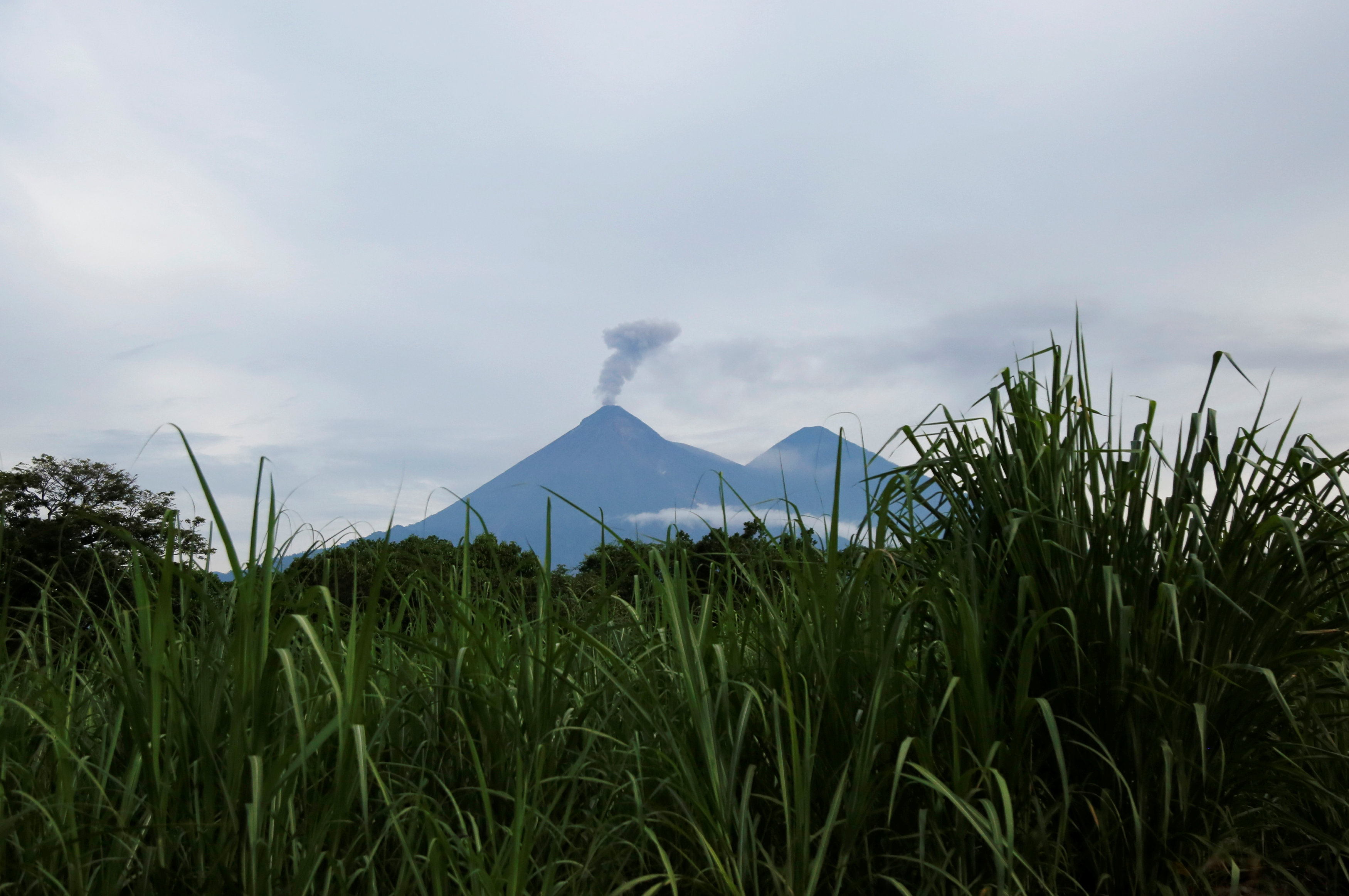 Localizan 9 osamentas en la zona cero de la erupción del volcán de Guatemala