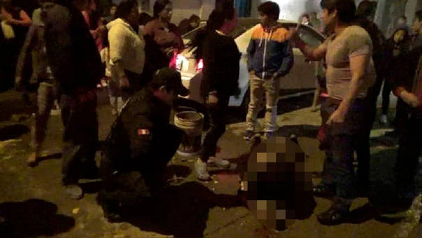 Perú: hombre rocía gasolina a mujer y le prende fuego