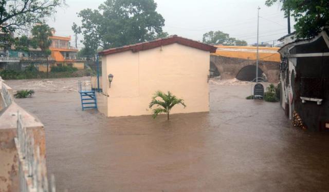 Fotografía cedida por la Agencia Cubana de Noticias (ACN), de una calle totalmente inundada este 28 de mayo de 2018, en Sancti Spíritus (Cuba). La región central de Cuba ha quedado incomunicada debido a las intensas lluvias de los últimos días que han provocado inundaciones y la crecida de ríos en las provincias de Villa Clara, Sancti Spíritus y Cienfuegos donde fueron evacuadas más de 15.000 personas, informaron medios oficiales. EFE/ACN/Oscar Alfonso