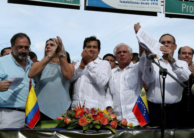 El presidente de la Cámara de Representantes de Colombia, Rodrigo Lara (3i); el presidente de la Asamblea Nacional de Venezuela, Omar Barboza (4i); y el presidente del Senado de Colombia, Efraín Cepeda (d), leen un documento en el Puente Internacional Simón Bolívar después del Primer Encuentro de Congresos Latinoamericanos por Venezuela hoy, viernes 1 de junio de 2018, en Cúcuta (Colombia). Congresistas latinoamericanos propusieron hoy en la ciudad EFE/MAURICIO DUEÑAS CASTAÑEDA