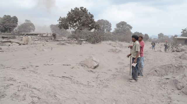 GU129. EL RODEO (GUATEMALA), 05/06/2018.- Habitantes buscan por su cuentas a sus familiares desaparecidos mientras varios grupos de rescatistas continúan con la búsqueda de más supervivientes en el caserío de El Rodeo (Guatemala), uno de los más afectados hoy, martes 5 de junio de 2018, después de la erupción del domingo del volcán de Fuego. La cifra de víctimas mortales por la violenta erupción en Guatemala se elevó a 72, informaron hoy fuentes oficiales, mientras se mantiene el operativo de búsqueda de desaparecidos, cuyo número es incierto. EFE/ Rodrigo Pardo