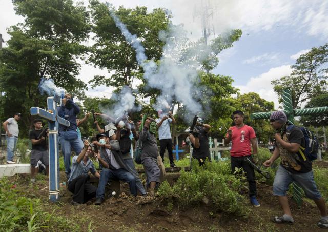 Varios jóvenes lanzan morteros hoy, jueves 7 de junio de 2018, en Masaya (Nicaragua), en honor al joven Jorge Zepeda que murió la noche de ayer en un enfrentamiento con la Policía Nacional, durante el día número 51 de protestas en contra del gobierno de Daniel Ortega en Nicaragua. La ciudad de las flores, Masaya, al sureste de la capital de Nicaragua, sepultó hoy a una víctima más de las manifestaciones sociales en contra el Gobierno de Daniel Ortega que ya han dejado al menos 127 muertos según la CIDH. EFE/Jorge Torres