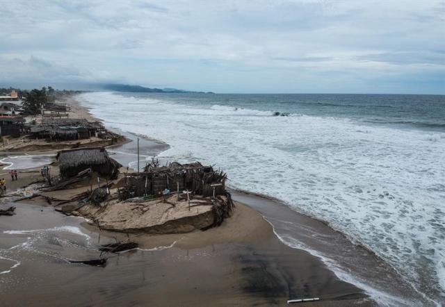 Vista de los daños producto de los remanentes del Huracán Bud hoy, martes 12 de junio de 2018, en las costas del puerto de Acapulco, Guerrero (México). El huracán Bud se fortaleció anoche y alcanzó la categoría 4 en la escala Saffir-Simpson, mientras continúa propiciando lluvias de intensas a puntuales torrenciales en varios estados de México, informó hoy el Servicio Meteorológico Nacional (SMN). EFE/David Guzmán