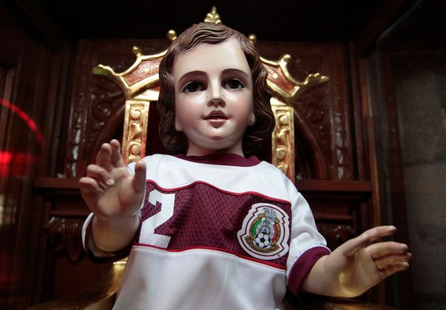 MEX54. CIUDAD DE MÉXICO (MÉXICO), 12/06/2018.- Feligreses acuden hoy, martes 12 de junio de 2018, a visitar al Santo Niño de los Milagros, en la parroquia de San Gabriel Arcángel, en Ciudad de México (México). Que la selección mexicana no sea goleada, que empate o gane ante Alemania o llegar al quinto partido, es decir, a cuartos de final en la Copa del Mundo Rusia 2018, son algunos de los "milagros" que los mexicanos han pedido al Santo Niño de los Milagros o Santo Niño futbolista. EFE/Mario Guzmán     