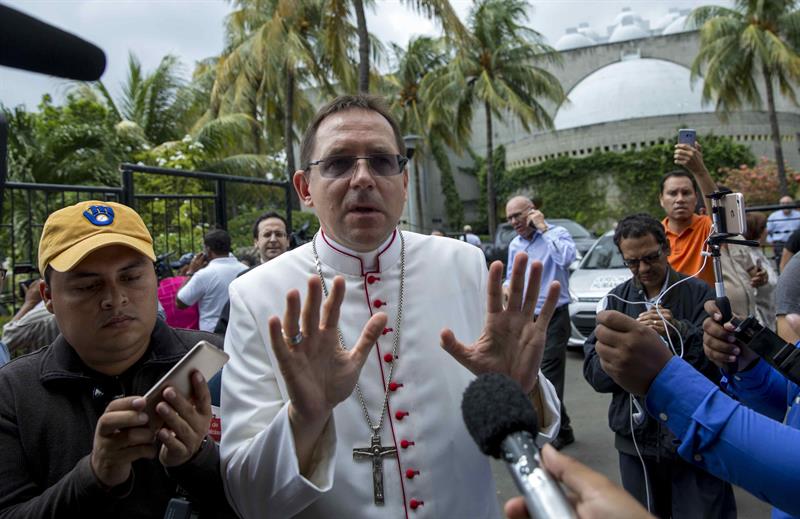 Iglesia media en ciudad nicaragüense de Masaya y Policía guarda sus armas