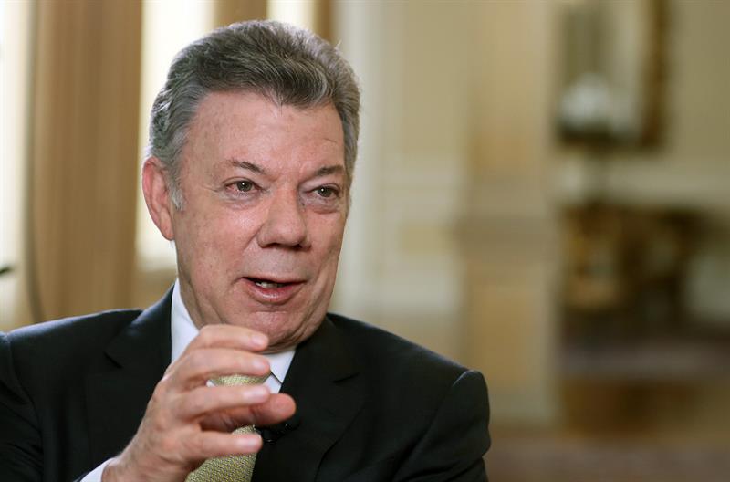 Empresario afirma que 20 escoltas en carros blindados movieron plata de Odebrecht para la reelección de Juan Manuel Santos