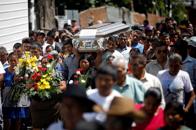 Guatemala sigue enterrando a sus muertos mientras el volcán no descansa