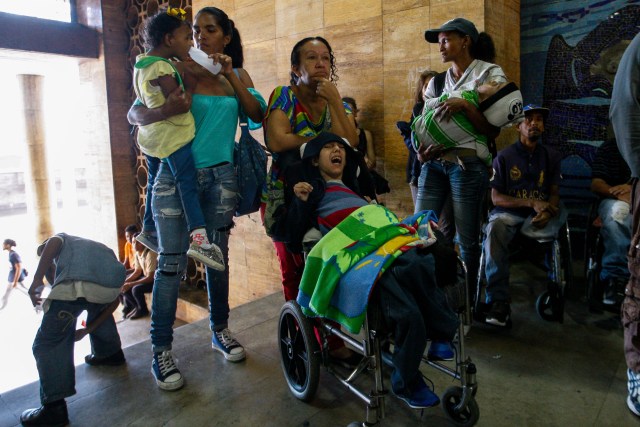 Pacientes con enfermedades crónicas protestan hoy, martes 5 de junio de 2018, en la sede del Ministerio de Salud, en Caracas (Venezuela). Decenas de pacientes con enfermedades crónicas protagonizaron hoy una nueva protesta ante el Ministerio de Salud de Venezuela para exigir los medicamentos, tratamientos y materiales médicos que escasean en el país suramericano, al tiempo que alertaron sobre las miles de personas que están en riesgo. EFE/Edwinge Montilva