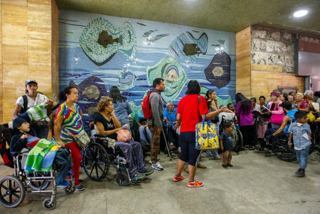 Pacientes con enfermedades crónicas protestan hoy, martes 5 de junio de 2018, en la sede del Ministerio de Salud, en Caracas (Venezuela). Decenas de pacientes con enfermedades crónicas protagonizaron hoy una nueva protesta ante el Ministerio de Salud de Venezuela para exigir los medicamentos, tratamientos y materiales médicos que escasean en el país suramericano, al tiempo que alertaron sobre las miles de personas que están en riesgo. EFE/Edwinge Montilva