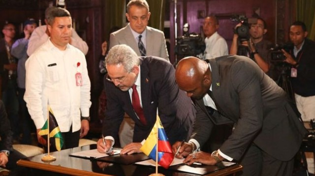 El ministro de energía de Jamaica, el Dr. Andrew Wheatley (derecha) y el ministro de petróleo de Venezuela, Nelson Martínez, firmaron en el Palaciko de Miraflores el acuerdo del proyecto de modernización de la refinería de PetroJam en Kingston, el miércoles 16 de febrero de 2017. Observa la firma Eulogio Del Pino, presidente de Petróleos de Venezuela / foto AVN