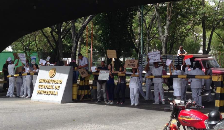 Trabajadores del Hospital Universitario de Caracas: Quincena no alcanza ni para un lápiz #28Jun