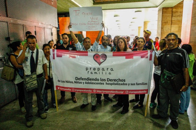 Pacientes con enfermedades crónicas protestan hoy, martes 5 de junio de 2018, en la sede del Ministerio de Salud, en Caracas (Venezuela). Decenas de pacientes con enfermedades crónicas protagonizaron hoy una nueva protesta ante el Ministerio de Salud de Venezuela para exigir los medicamentos, tratamientos y materiales médicos que escasean en el país suramericano, al tiempo que alertaron sobre las miles de personas que están en riesgo. EFE/Edwinge Montilva