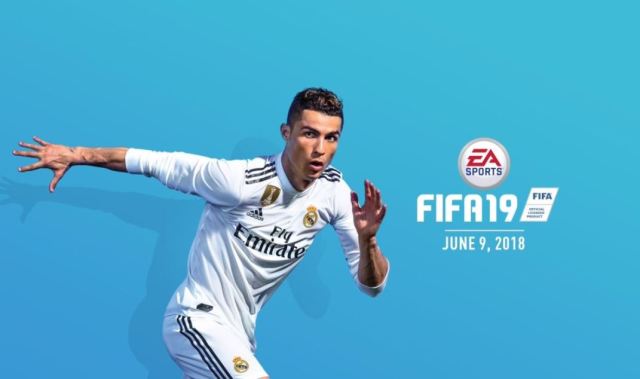 Cristiano Ronaldo posando con el nuevo uniforme del Real Madrid para un spot publicitario del videojuego FIFA 19 | Foto: Cortesía