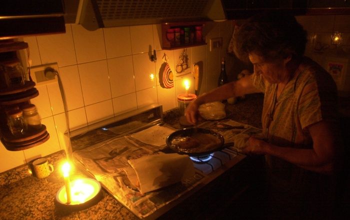 Vecinos de la urbanización Manzanares están secos y a oscuras este #27Sep