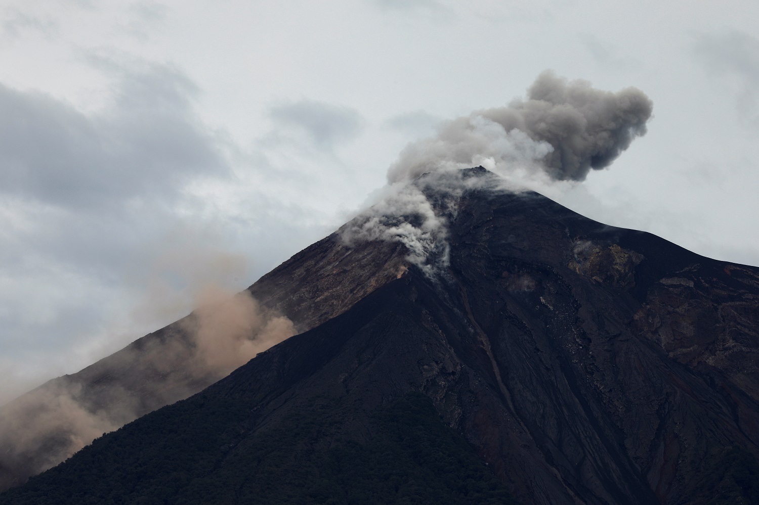 Tres volcanes activos mantienen en alerta a Guatemala