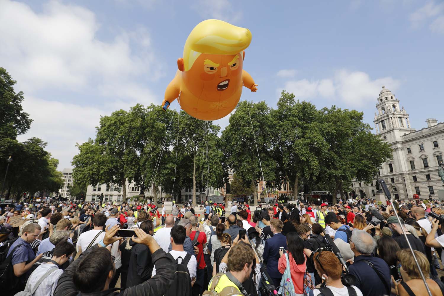 El bebé Trump en pañales llega al Parlamento de Londres (fotos)