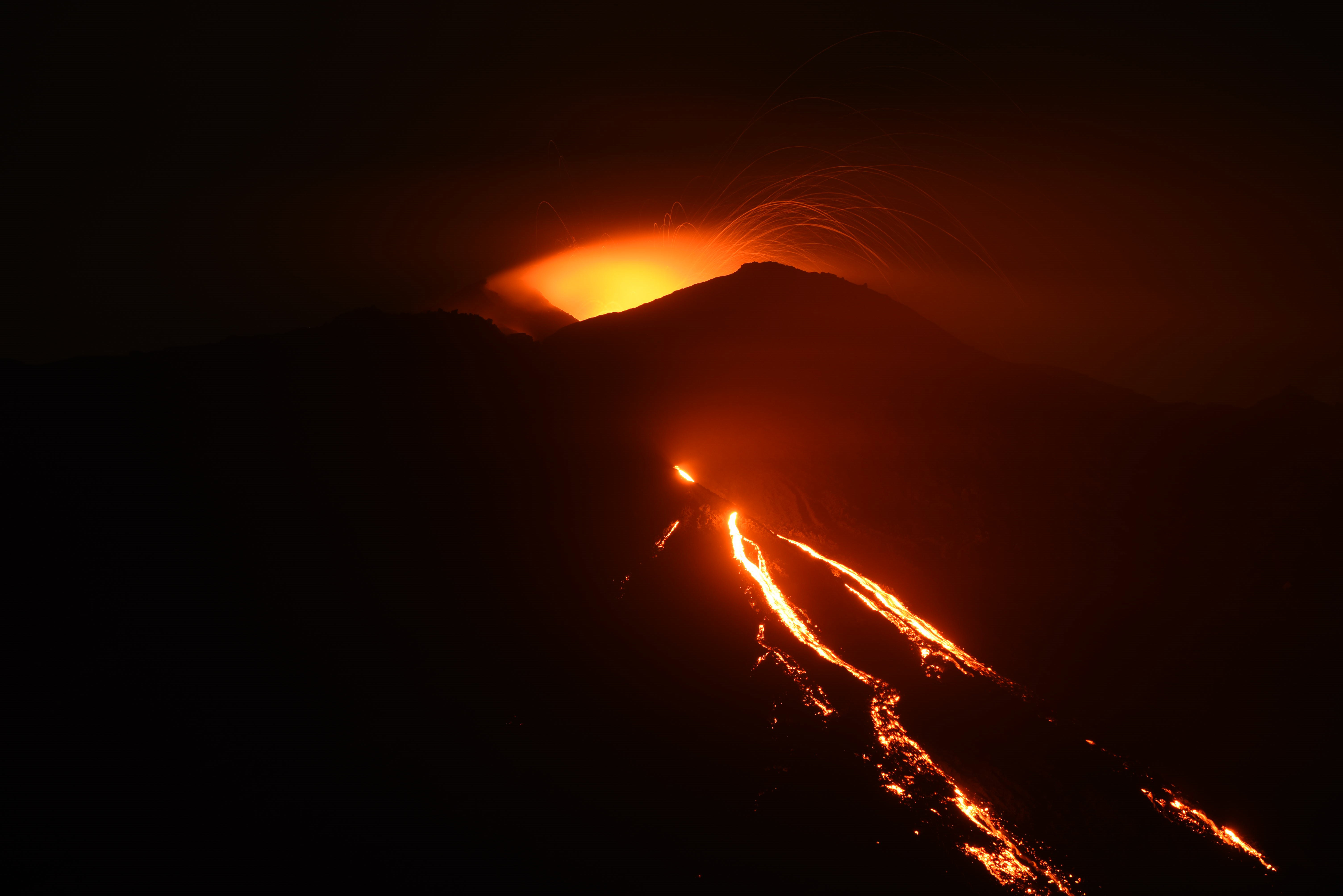 Denuncian que el Gobierno de Guatemala tira muertos del volcán como basura