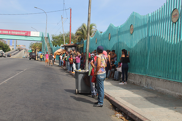 Universitarios varguenses dejan de ir a clases por falta de transporte