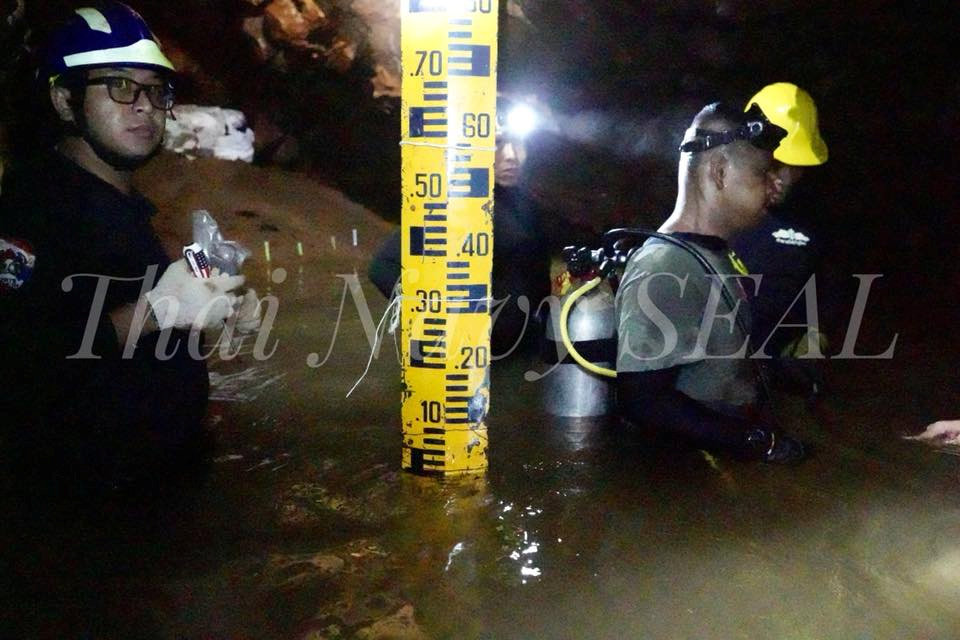 Muere un buzo tras ayudar a los niños atrapados en una cueva de Tailandia