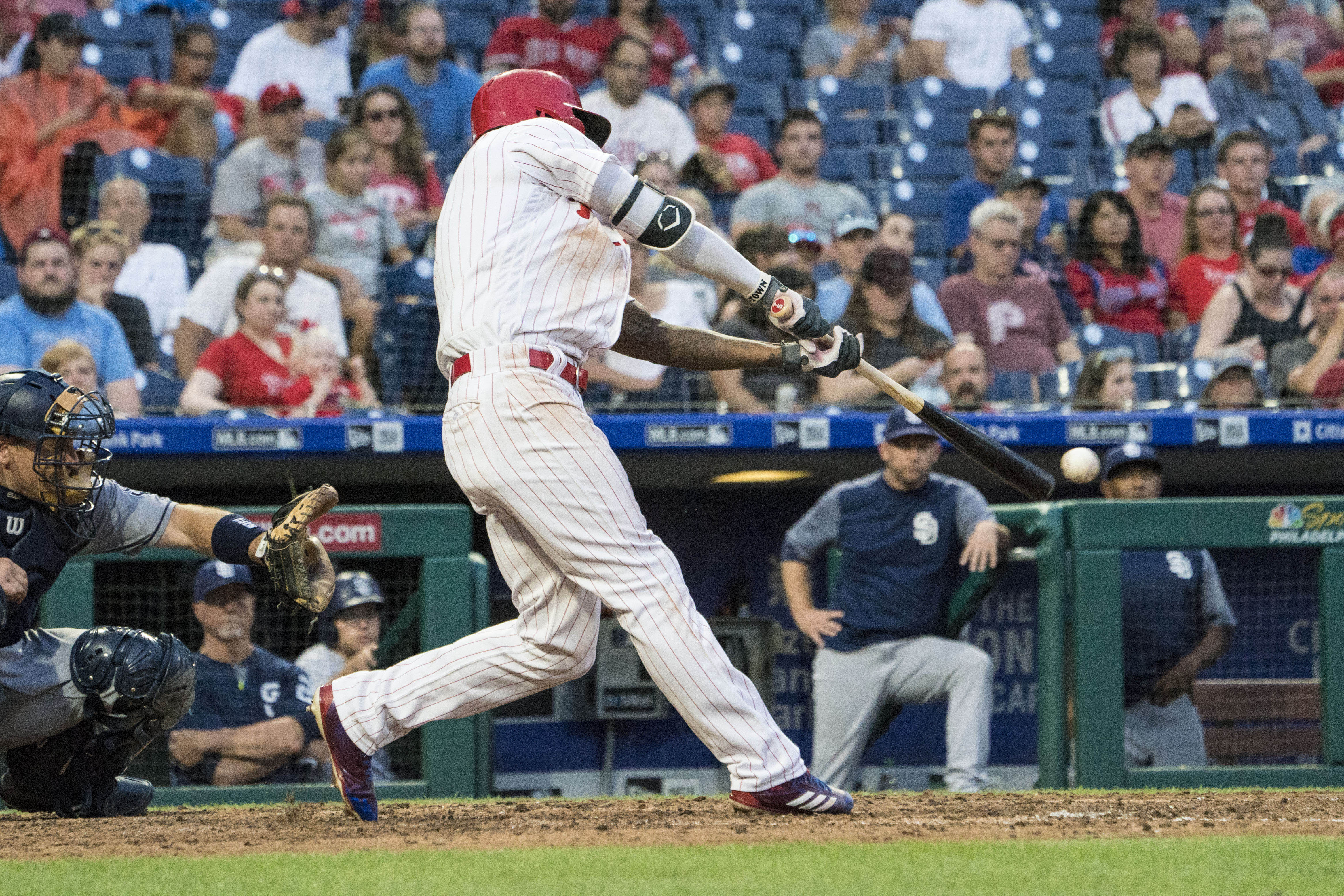 El venezolano Odubel Herrera y Rhys Hoskins banquearon a los Padres de San Diego