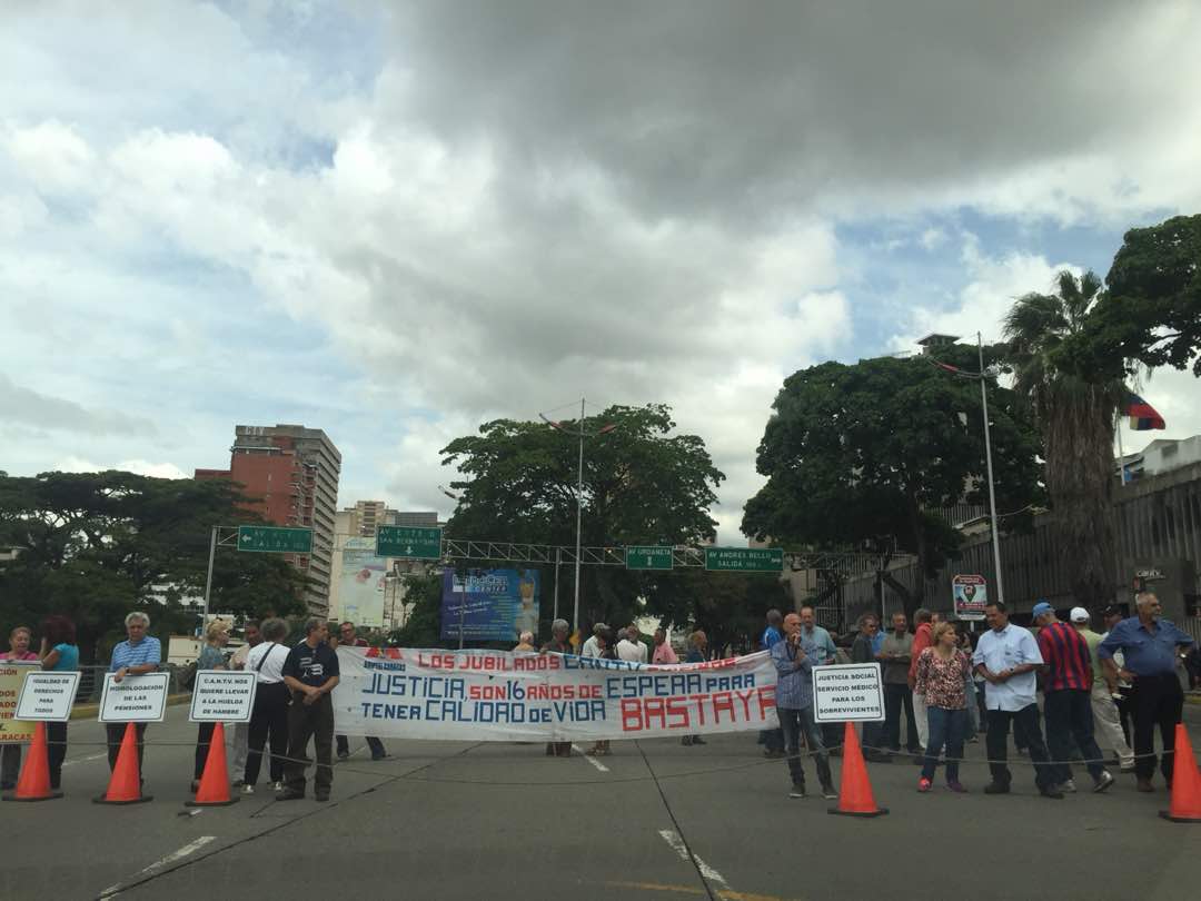 Jubilados de Cantv protestan en la avenida Libertador #25Jul (fotos)