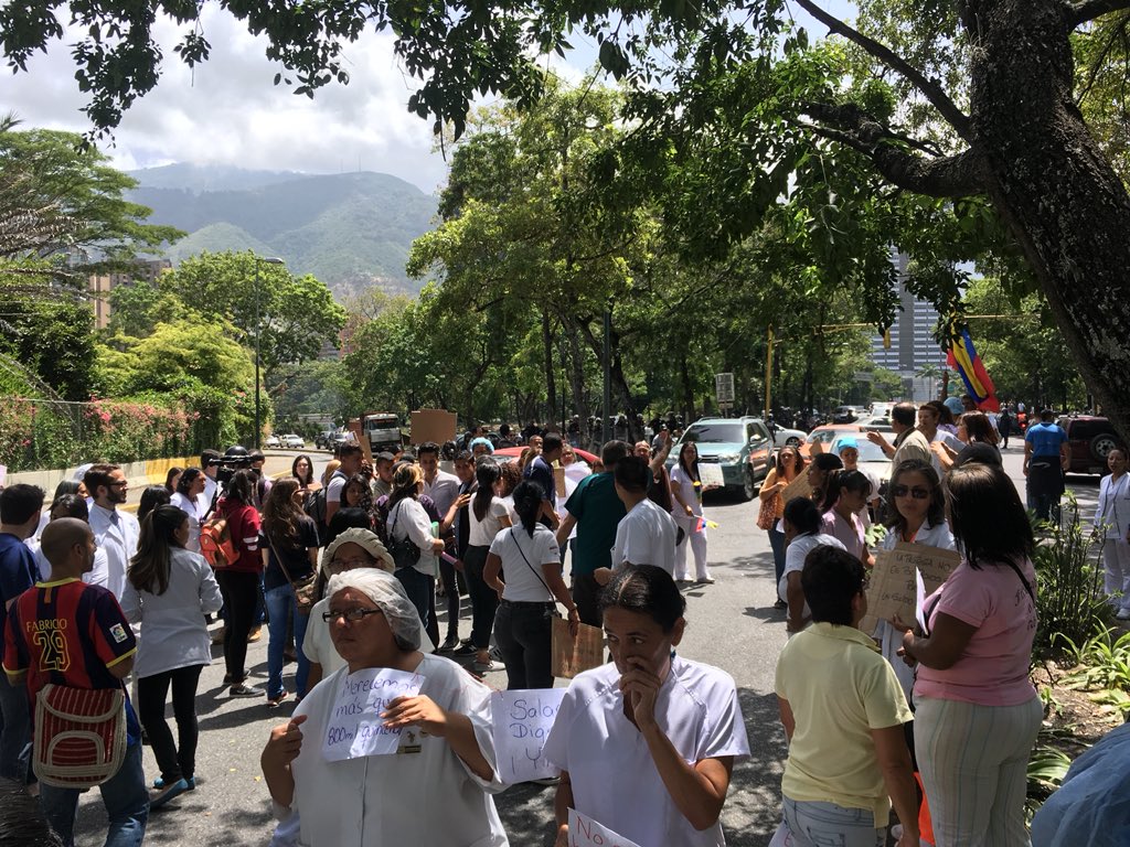 Enfermeros del Hospital Clínico Universitario marcharon este #23Jul (fotos y video)