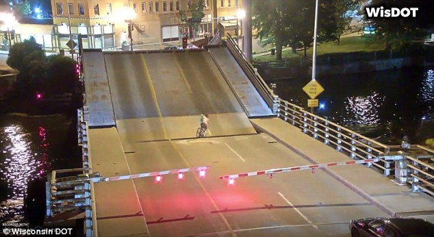 ¿Sobrevivió? Puente “se traga” a una ciclista impaciente (VIDEO)