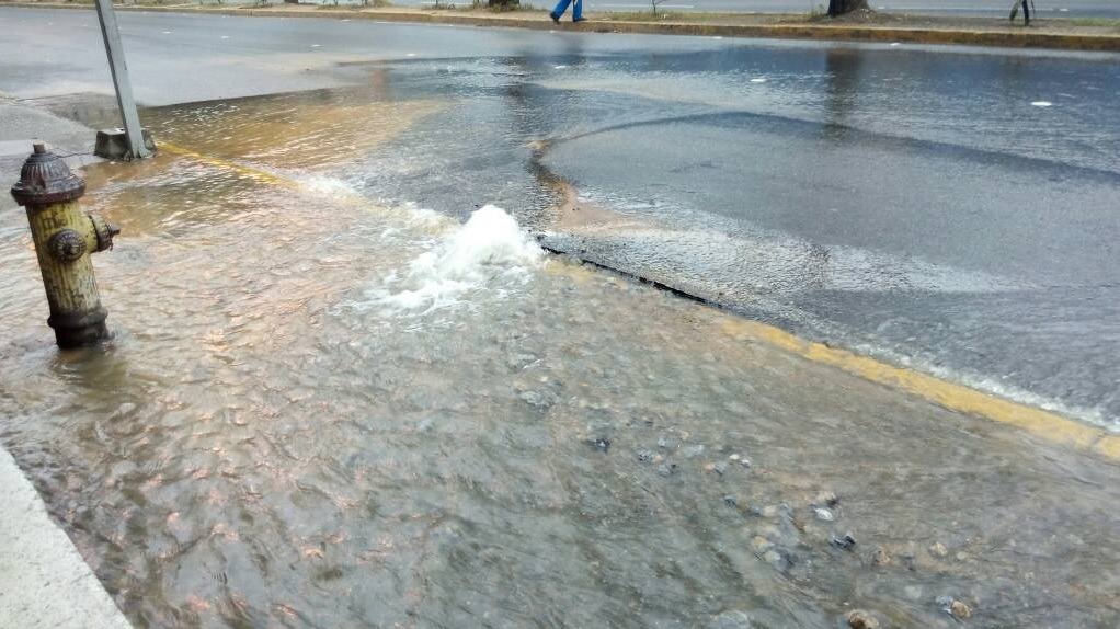 ¡De eficiencia, nada! Bote de aguas blancas en la Av. Rómulo Gallegos y sin respuesta de Hidrocapital