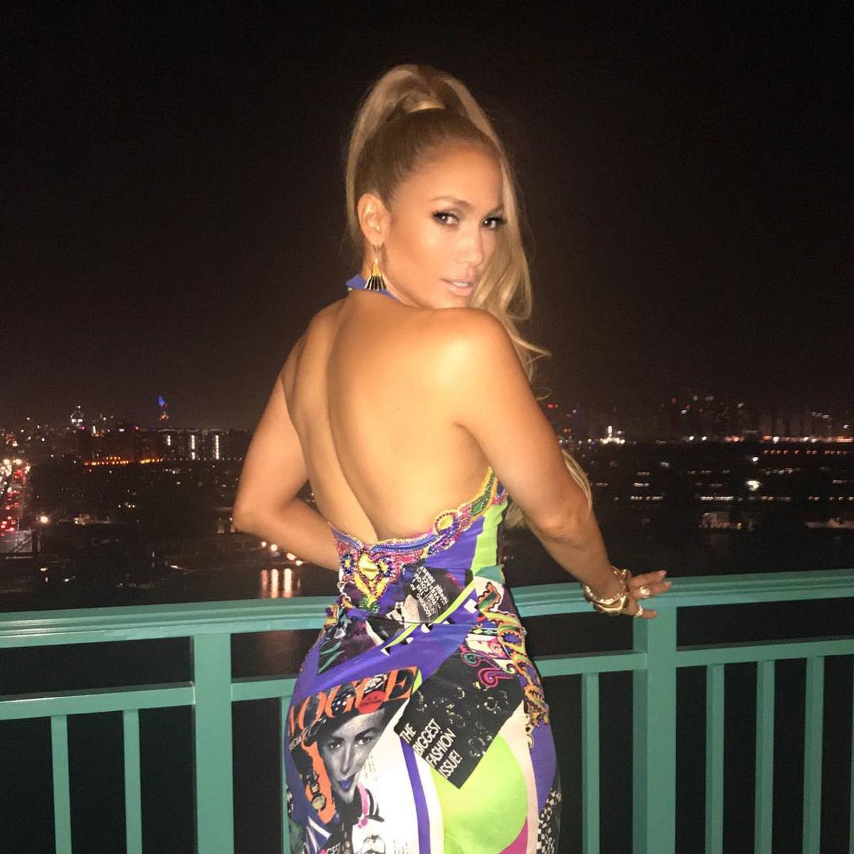 Sin maquillaje y con un diminuto bikini, así celebró JLo su cumpleaños 49