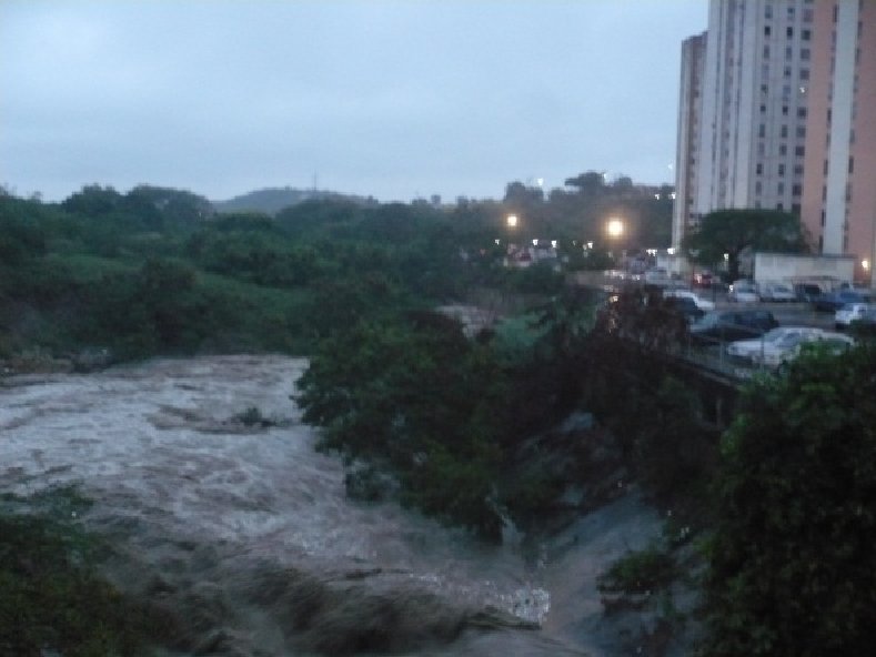 Adolescente fue arrastrado por una quebrada en Lara tras fuertes lluvias