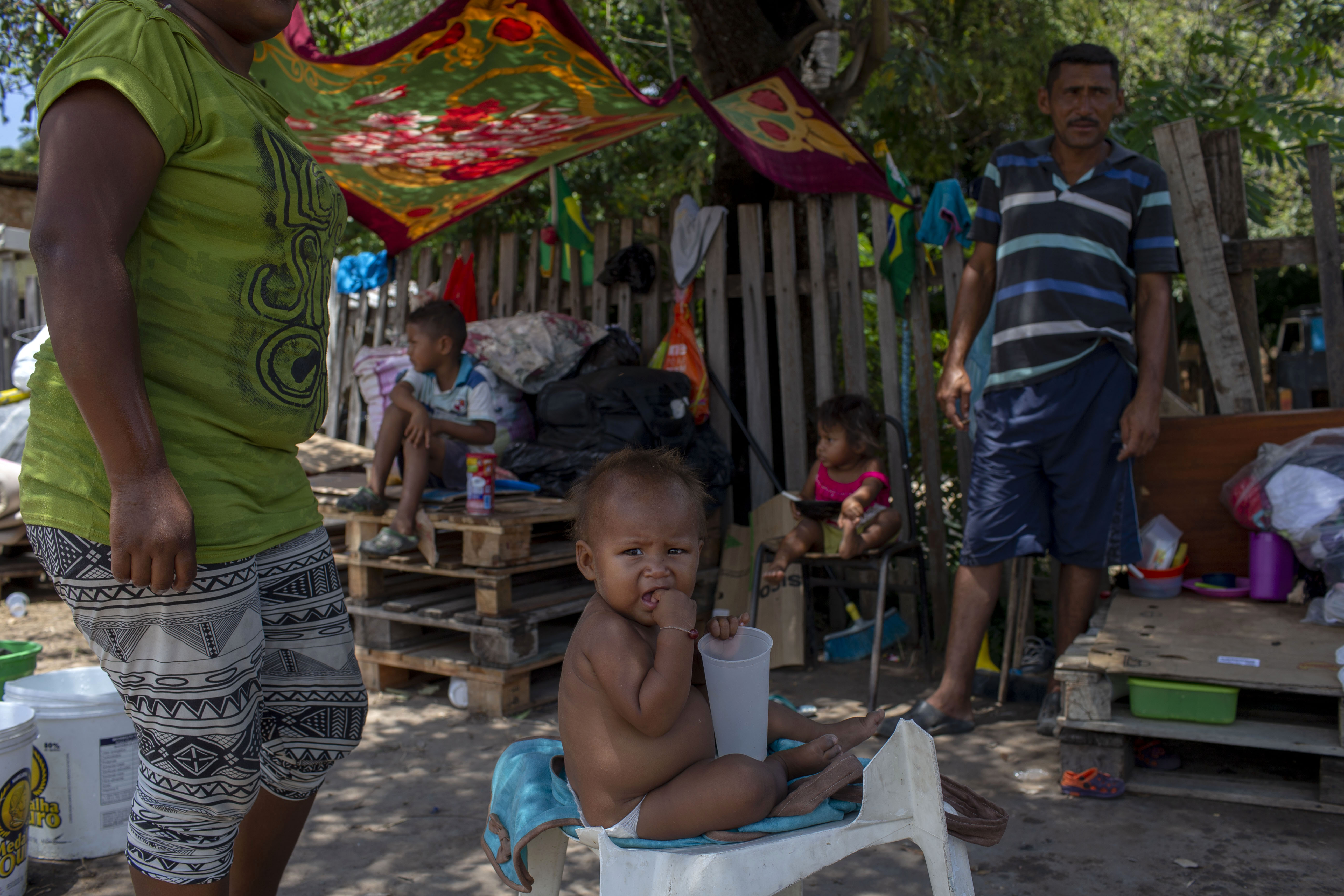 Padrino López admite en Brasil que los venezolanos emigran por hambre