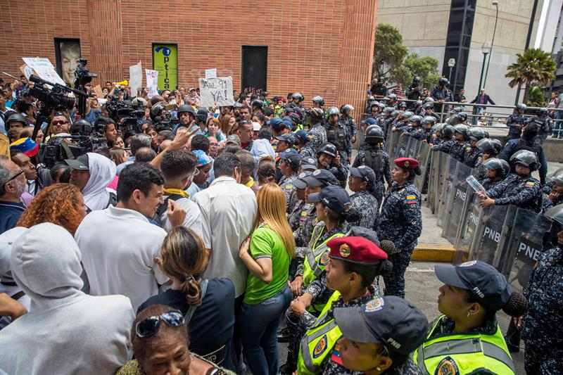 EN FOTOS: El régimen impide marcha a gremios de salud tras 53 días de protesta