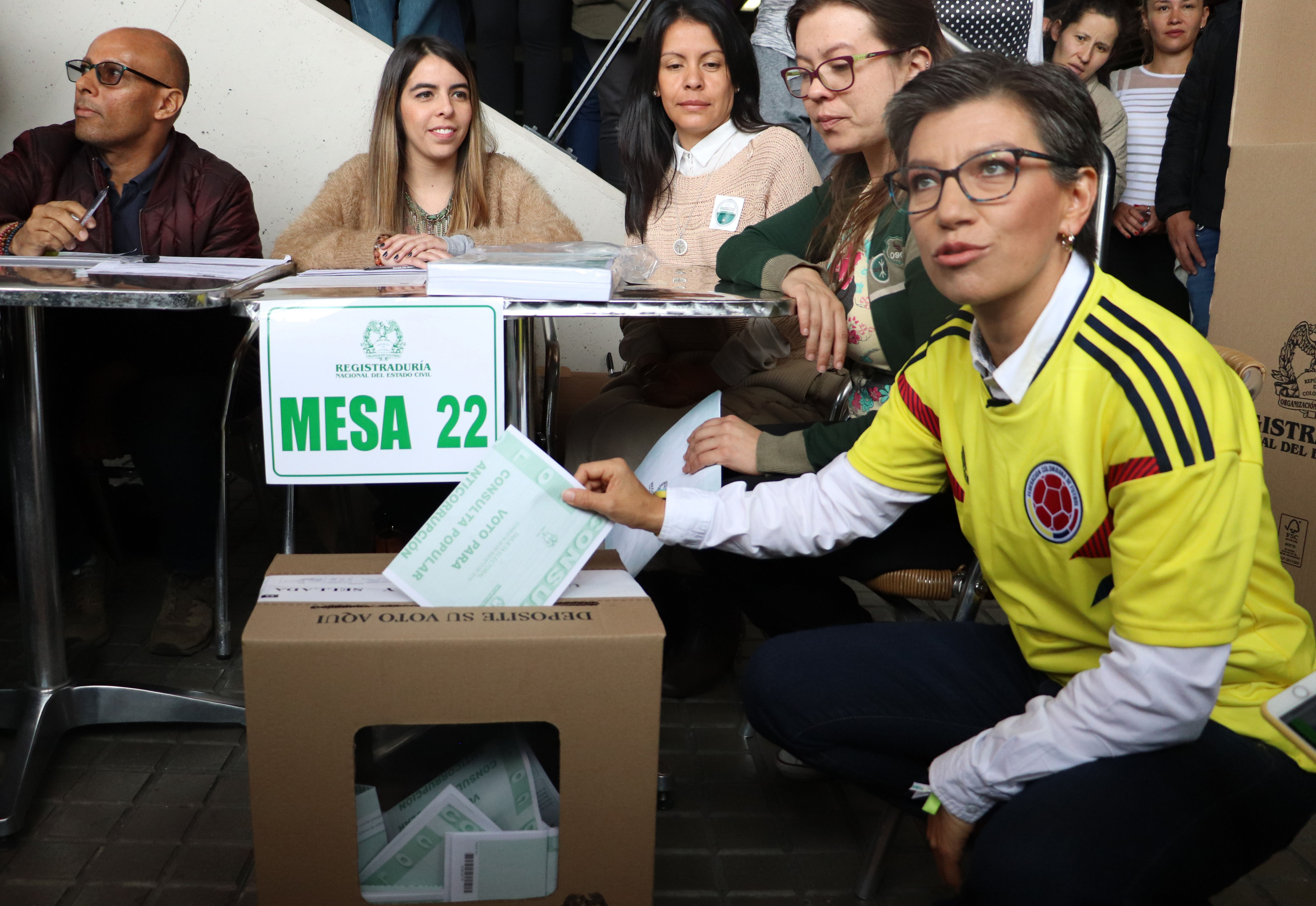 Cierran centros de votación en Colombia con baja participación en consulta