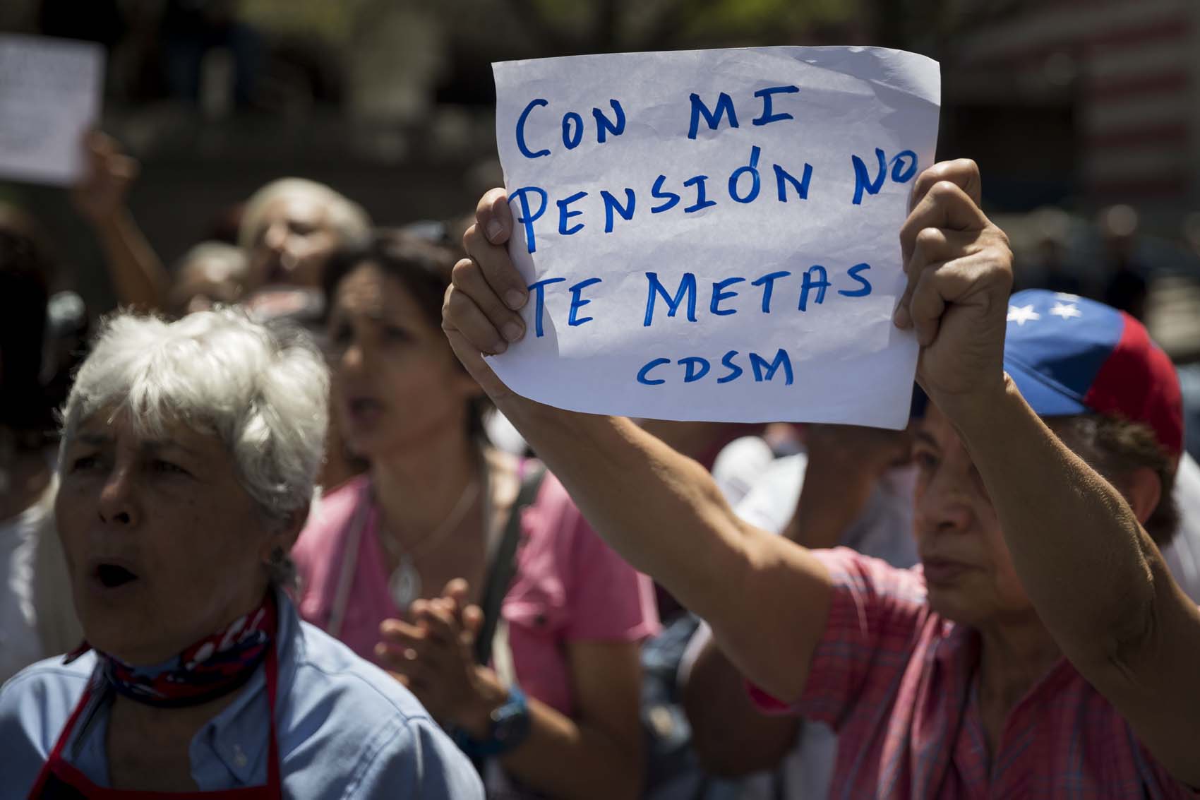 Pensionados exigen que les paguen a través de sus cuentas bancarias y no con el monedero digital