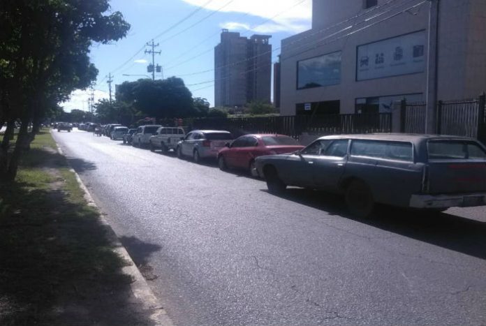 Las largas colas para surtir gasolina en Barquisimeto