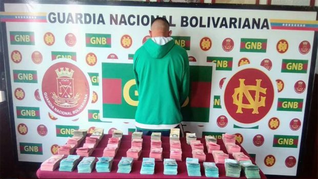 Detienen a hombre con 250 millones de bolívares fuertes en efectivo