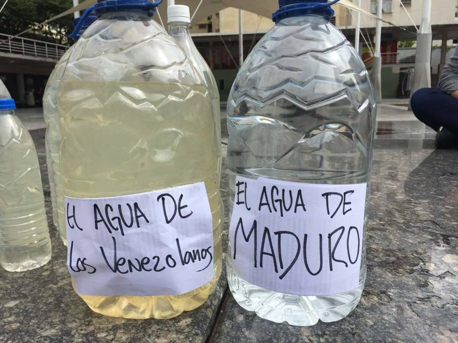 En Chacao protestan por la falta de agua y cuando llega está sucia