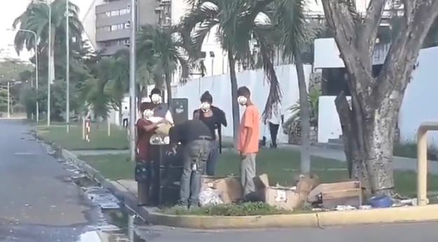 El hambre no tiene días libres: Niños hurgan entre la basura en las desoladas calles de Aragua tras el #Madurazo (video)