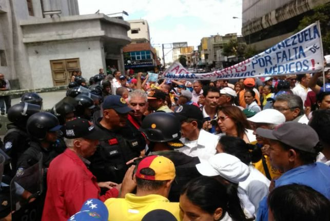 Marcha del sector salud no pudo llegar a la Plaza de la Justicia en Lara