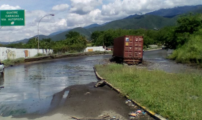 Restringido paso en la Intercomunal de Guatire por inmensa laguna (foto)