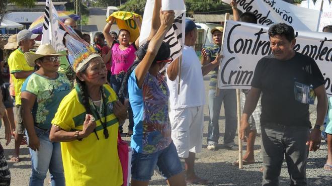 Los nativos brasileños sacan el hacha de guerra contra los indígenas venezolanos