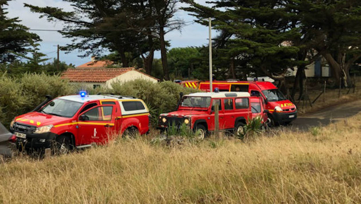 Un joven se ahoga en un hoyo que cavó en la arena en una playa de Francia