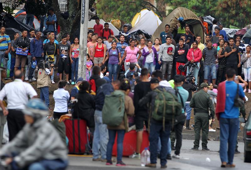 Perú también exigirá pasaporte a los venezolanos ante la masiva inmigración